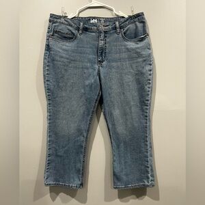 LEE women mid rise regular fit Capri blue jeans/size 16
